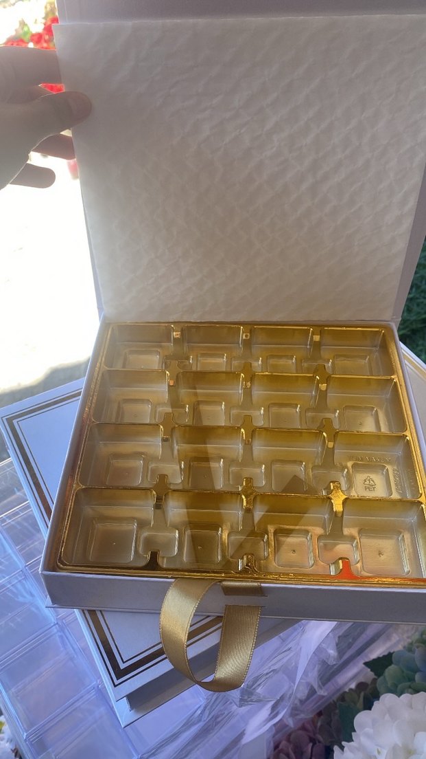 Beyaz septetörlü çikolat kutusu - Görsel 2