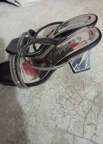 Diğer Parlak Siyah Kemerli İnce Topuklu Kadın Ayakkabı