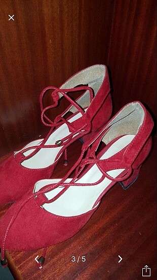 Kırmızı şık bir topuklu ayakkabı