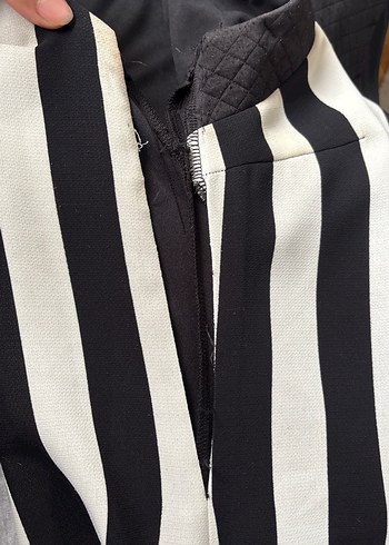 Kolsuz Siyah-Beyaz Çizgili Midi Elbise - Görsel 4