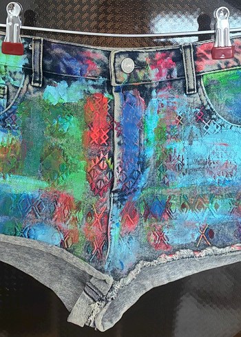 Kadın Çok Renkli Batik Desenli Mini Kot Şort - Görsel 2