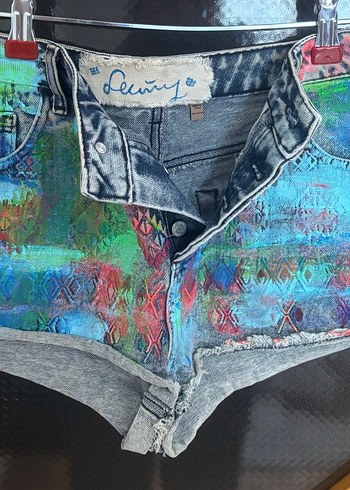 Kadın Çok Renkli Batik Desenli Mini Kot Şort - Görsel 4