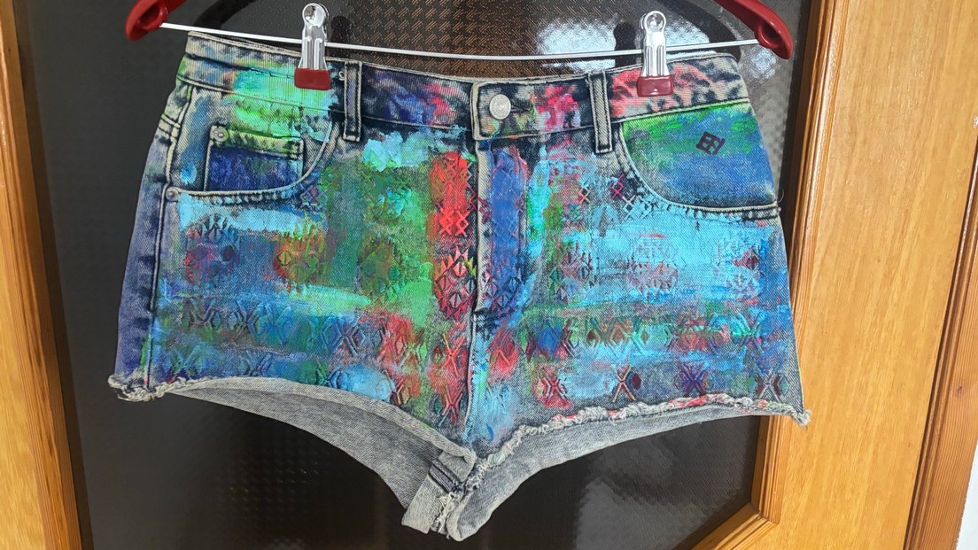 Kadın Çok Renkli Batik Desenli Mini Kot Şort - Görsel 2