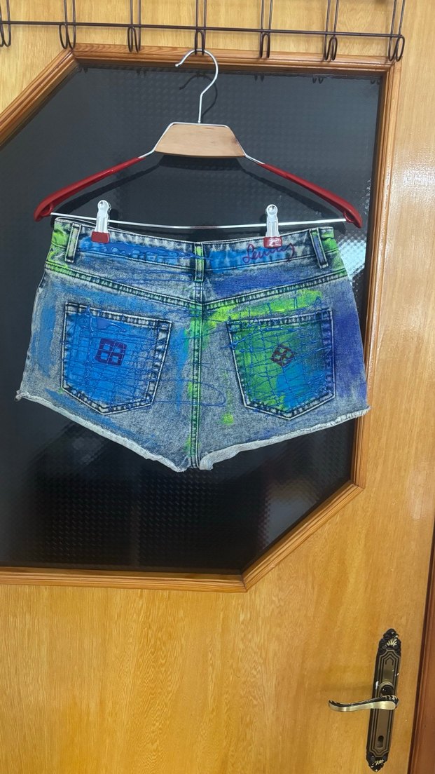 Kadın Çok Renkli Batik Desenli Mini Kot Şort - Görsel 3