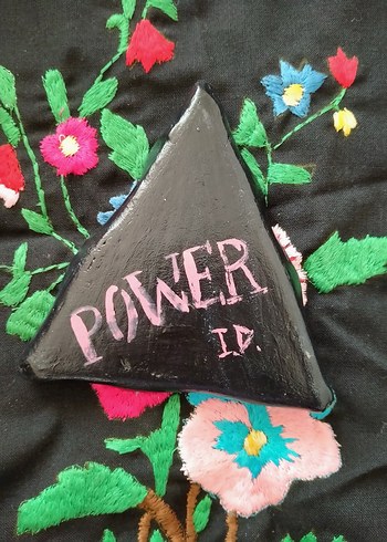 Pembe Üçgen dikkat temalı seramik kili tabak - Görsel 3