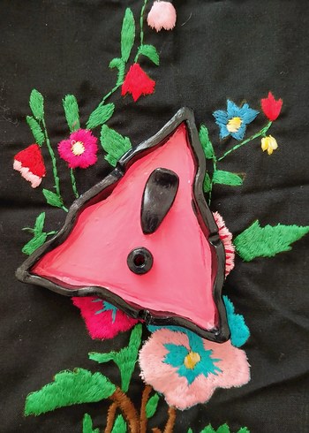 Pembe Üçgen dikkat temalı seramik kili tabak - Görsel 2