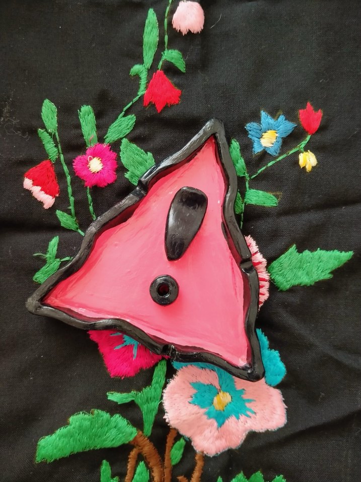 Pembe Üçgen dikkat temalı seramik kili tabak - Görsel 2