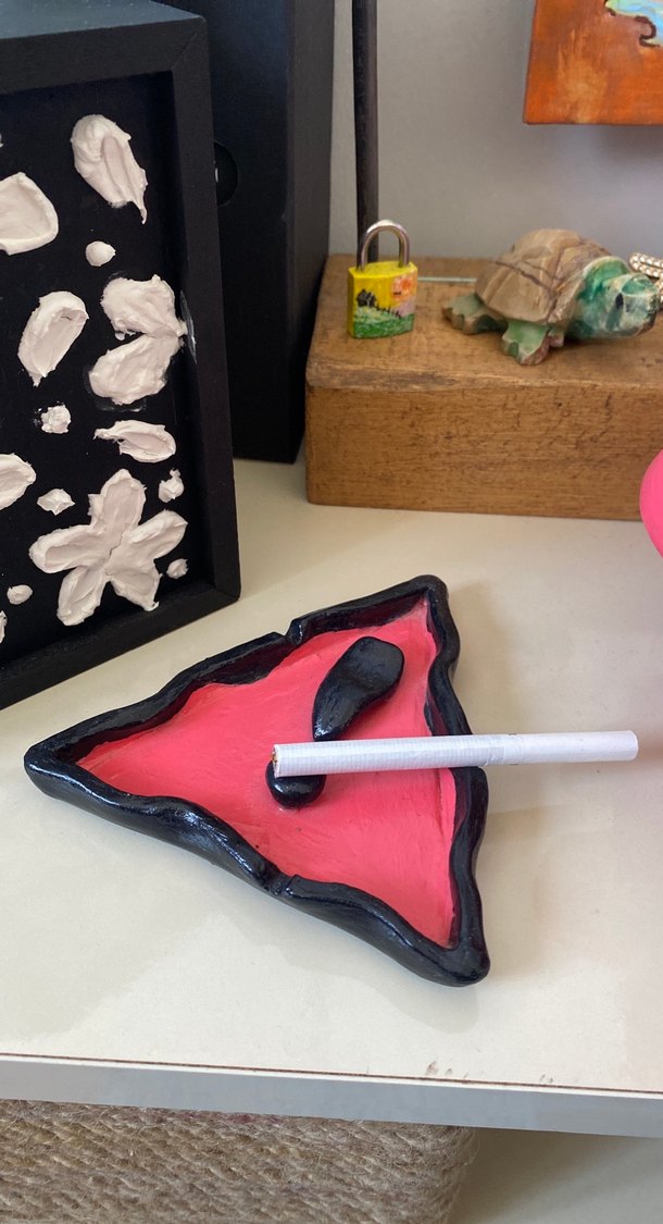 Pembe Üçgen dikkat temalı seramik kili tabak - Görsel 4