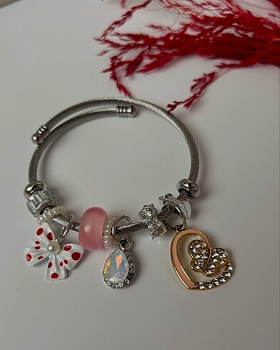 Kelebekli charm bileklik