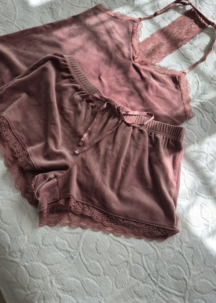 Şortlu kadife pijama takımı - Görsel 3