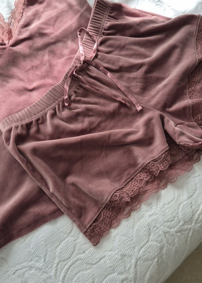 Şortlu kadife pijama takımı - Görsel 4