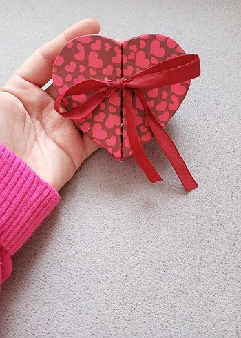 Kalp Şeklinde Pembe Hediye Kutusu - Görsel 2