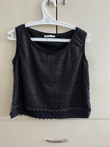 Üst kısmı dantelli crop