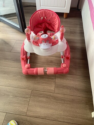 Kız bebek yürüteç