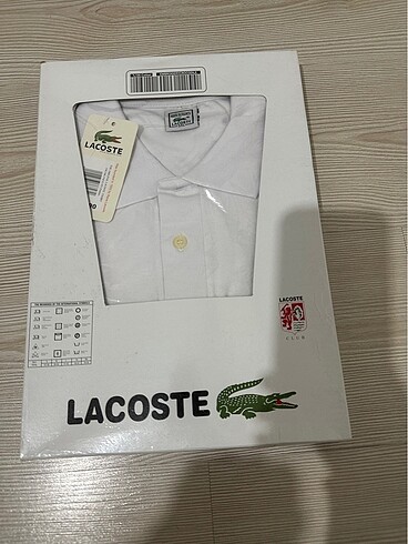 Lacoste Kutuda beklemekten bazı yerlerinde sararmalar mevcut.