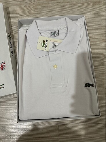 3xl Beden beyaz Renk Kutuda beklemekten bazı yerlerinde sararmalar mevcut.