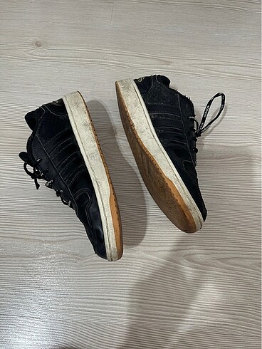 Adidas Önünde minik bir delik var detaylı çektim
