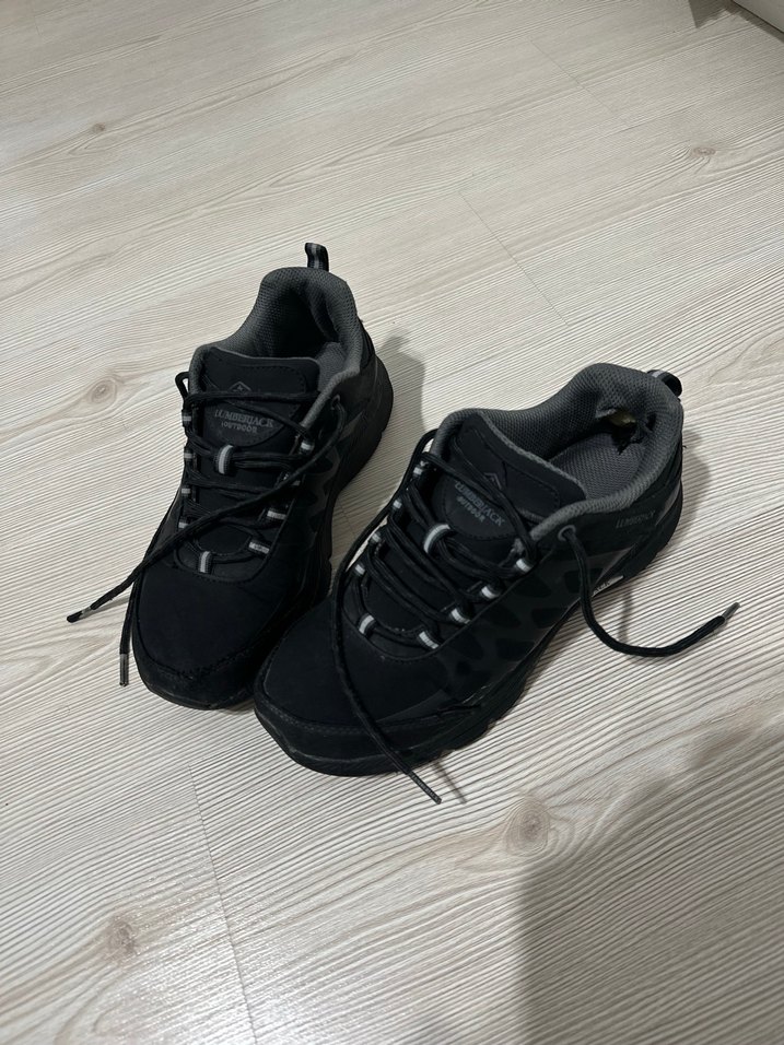 Önde minik bi deforme var ama yırtık değil. - Görsel 2