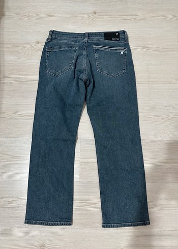 Erkek pantolon. Paçasında çamasır suyu lekesi var. - Görsel 15