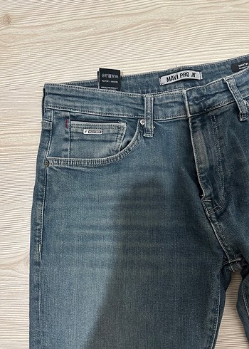 Erkek pantolon. Paçasında çamasır suyu lekesi var. - Görsel 10