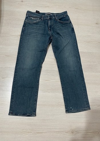 Erkek pantolon. Paçasında çamasır suyu lekesi var. - Görsel 14