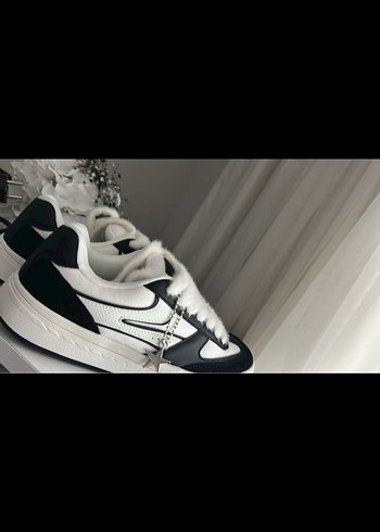 Nike Beyaz Siyah Bağcıklı Kadın Spor Ayakkabı