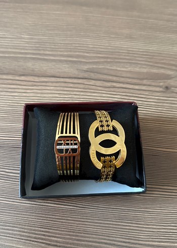 Klasik Şıklıkta Altın Renkli Tokalı Bilezikler - Görsel 3