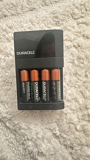 Duracell Duracell pil şarj aleti ve 7 adet şarj edilebilir Kalın AA PİL