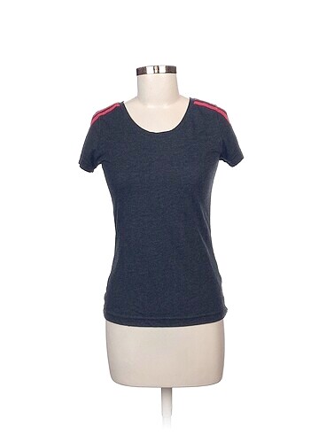 Adidas T-shirt %70 İndirimli.