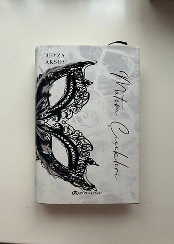 Beyza Ansoy'dan Maten Çiçekleri Romanı - Görsel 2