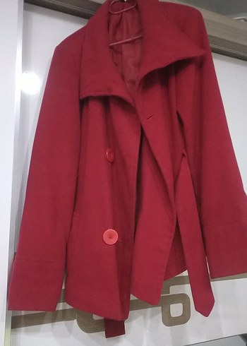 Kırmızı düğmeli kaban - Görsel 2