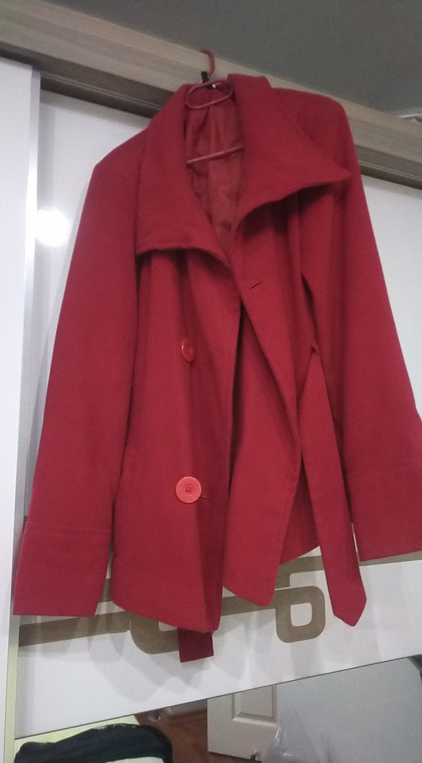 Kırmızı düğmeli kaban - Görsel 2