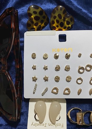 Altın Renkli Mini Sıralı Küpe Seti