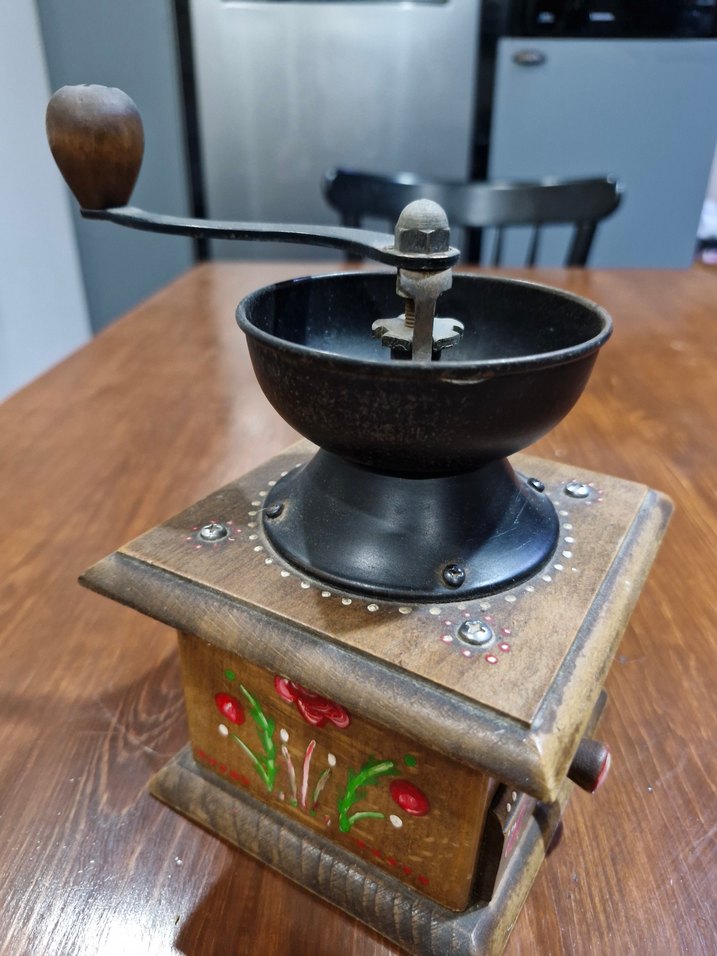 Cok eski ahşap kahve değirmeni - Görsel 2