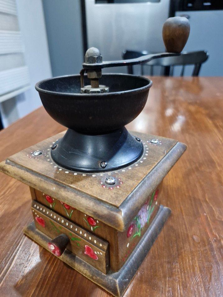 Cok eski ahşap kahve değirmeni - Görsel 4