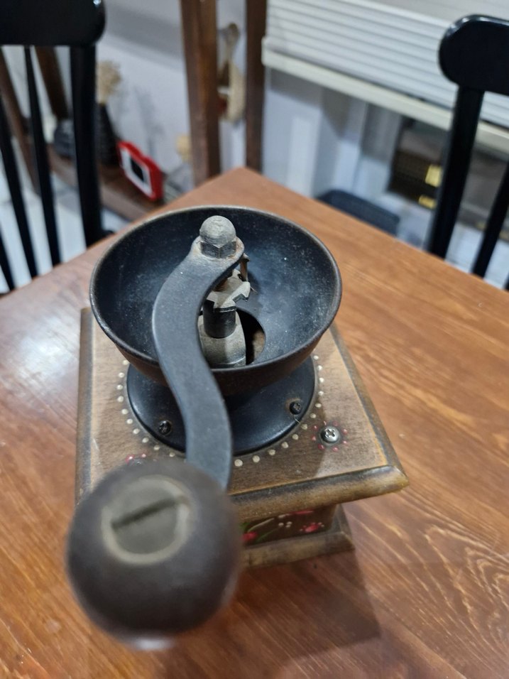 Cok eski ahşap kahve değirmeni - Görsel 3