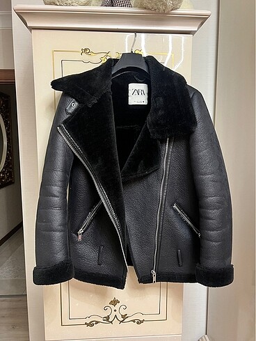 Zara Mont