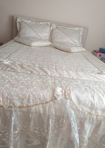 İşlemeli Beyaz Parlak Yatak Örtüsü - Görsel 3