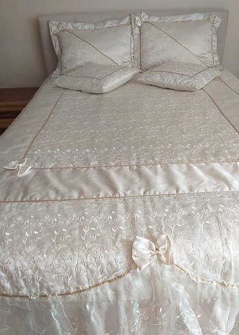 İşlemeli Beyaz Parlak Yatak Örtüsü - Görsel 2