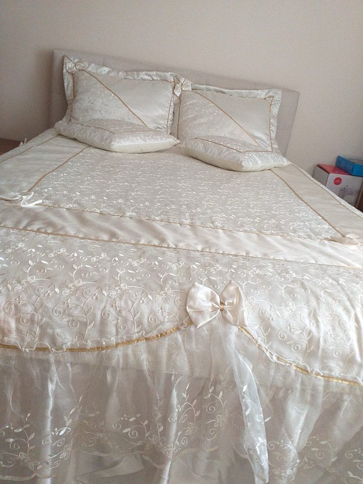 İşlemeli Beyaz Parlak Yatak Örtüsü - Görsel 3