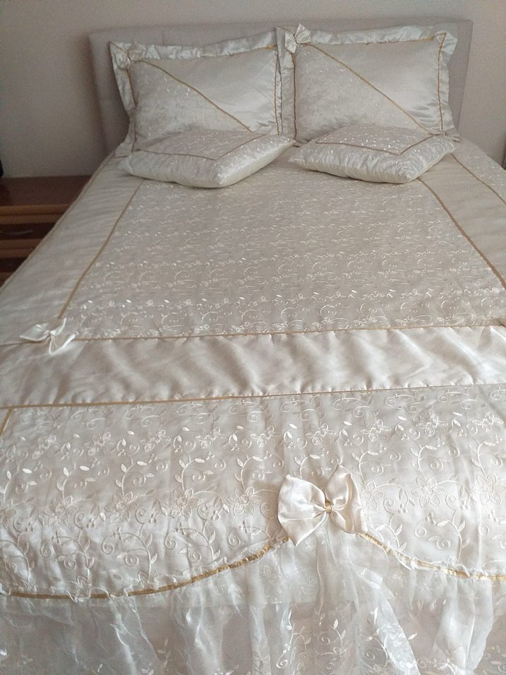 İşlemeli Beyaz Parlak Yatak Örtüsü - Görsel 2