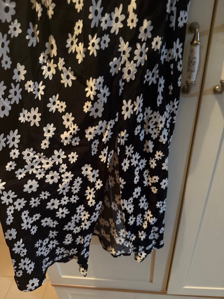 Çiçek Desenli Siyah Uzun Askılı Elbise - Görsel 4