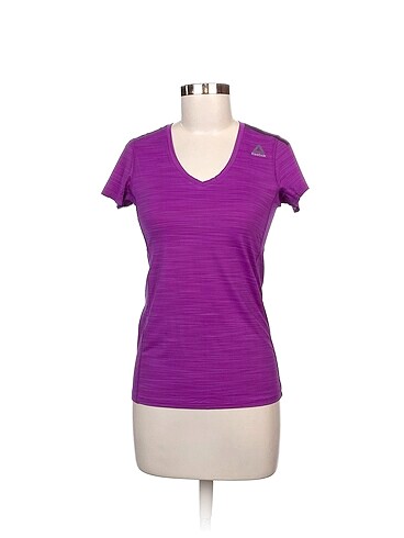 Reebok T-shirt %70 İndirimli.