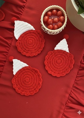 Kırmızı-Beyaz Noel Baba Temalı Örgü Bardak Altlığı - Görsel 2