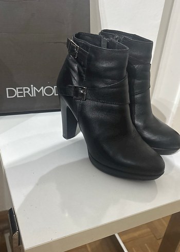 Derimod Siyah Deri Tokali Topuklu Kadin Bot Buti
