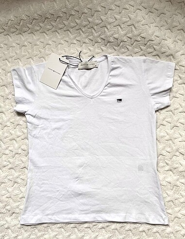 Tommy Hilfiger Beyaz V yaka Kadın Tişört
