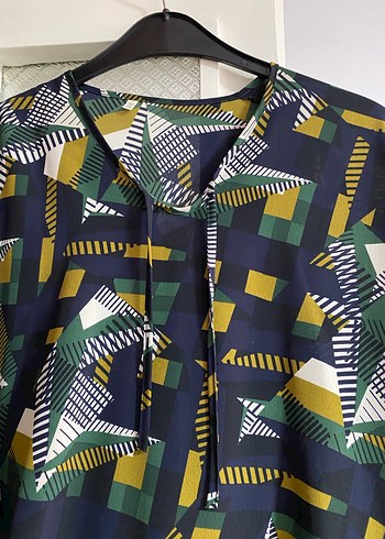 Kadın Haki Renkli Desenli V Yaka Bluz - Görsel 3