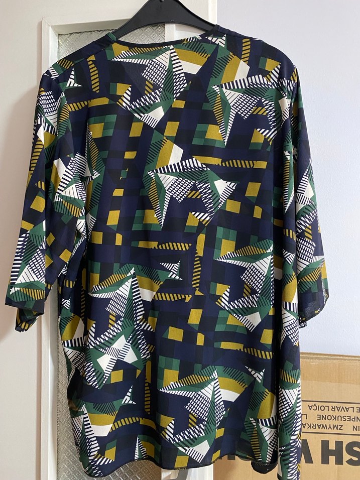 Kadın Haki Renkli Desenli V Yaka Bluz - Görsel 4