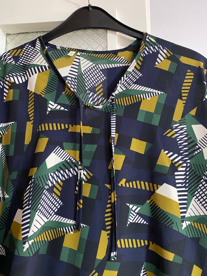 Kadın Haki Renkli Desenli V Yaka Bluz - Görsel 3