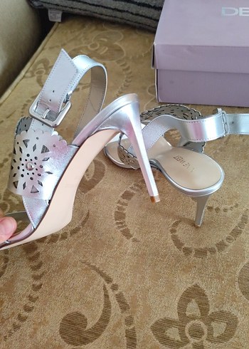 Nine West gümüş toka detayli topuklu - Görsel 3